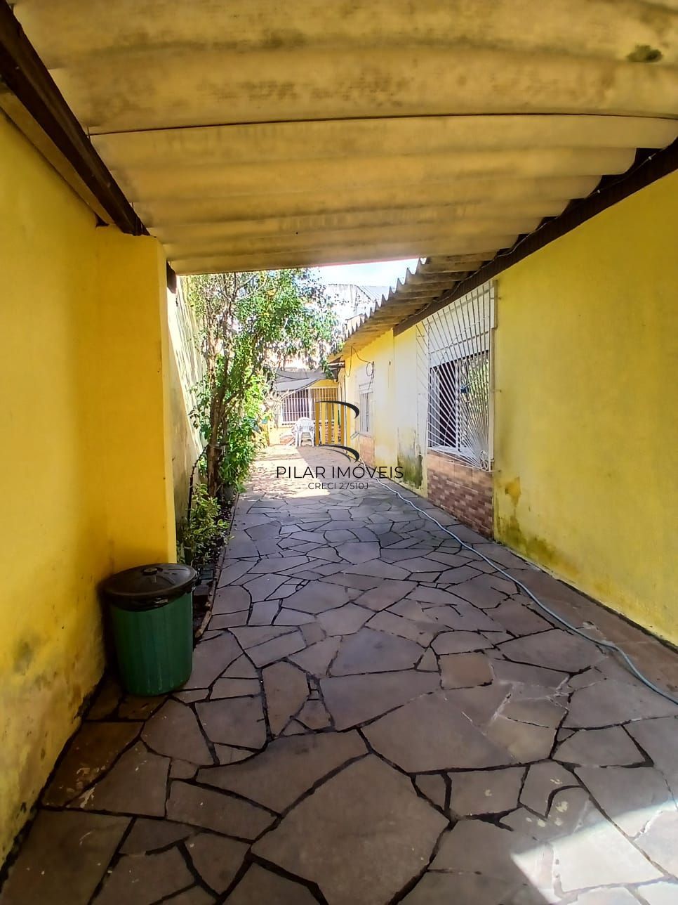 Ampla casa com patio no bairro Rubem Berta .
