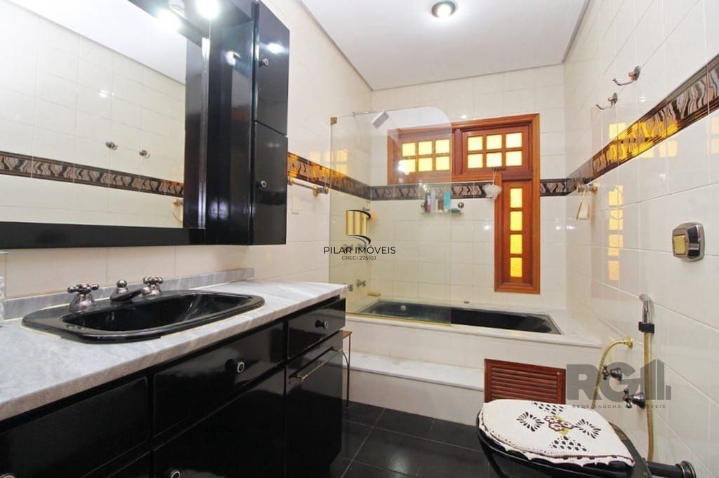 Casa de 275m² - 3 dormitórios e 3 vagas no bairro Coronel Aparício Borges
