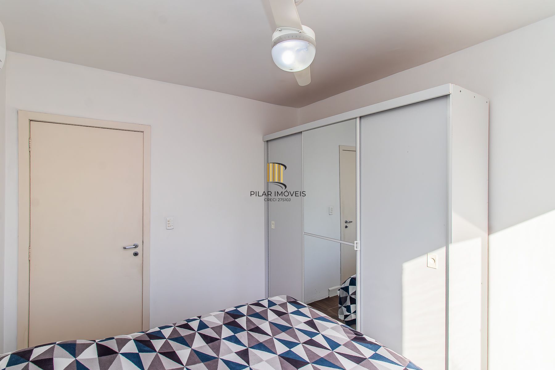 Amplo apartamento duplex com 2 dormitórios e 1 vaga de garagem.