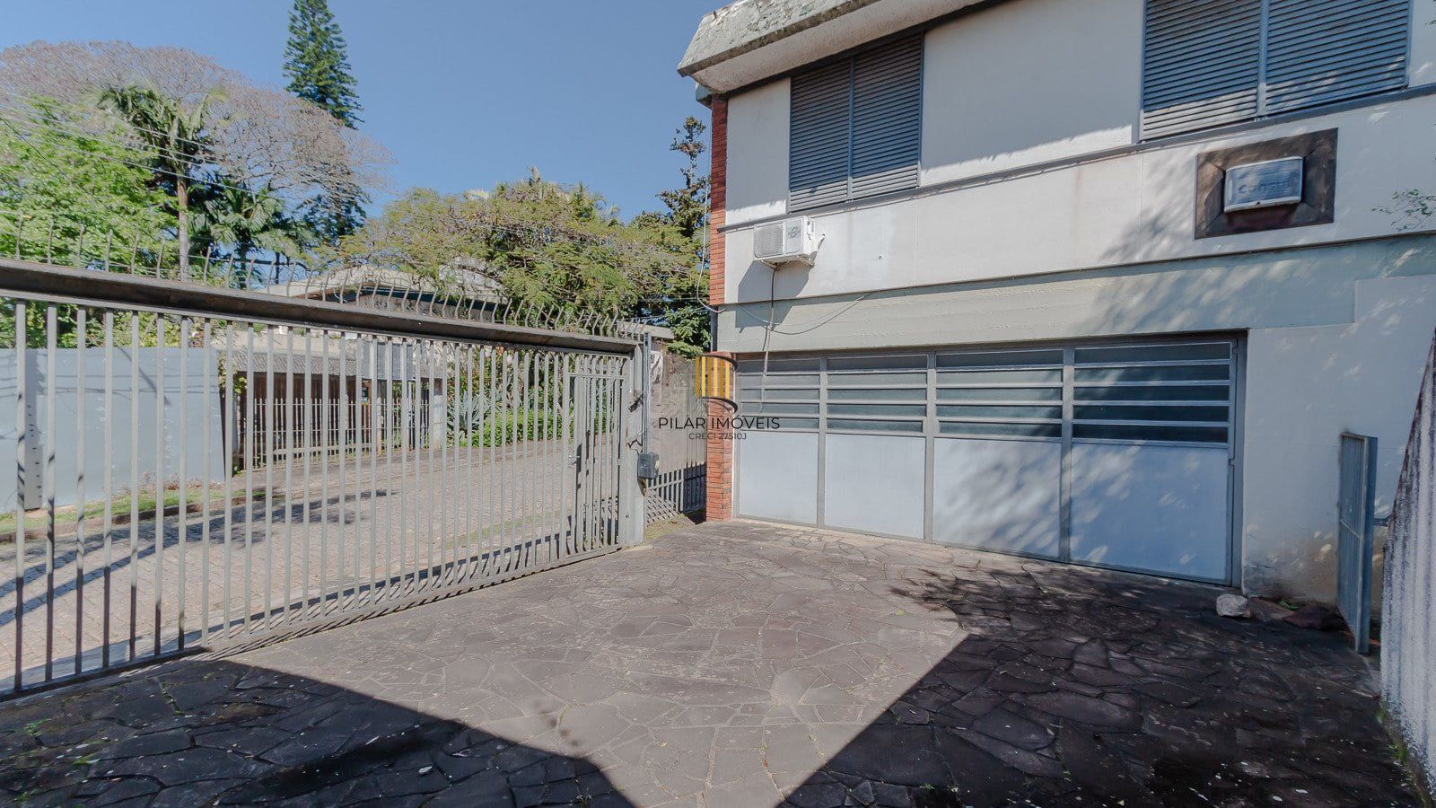 Casa com 3 dormitórios com 279.5m², no bairro Três Figueiras