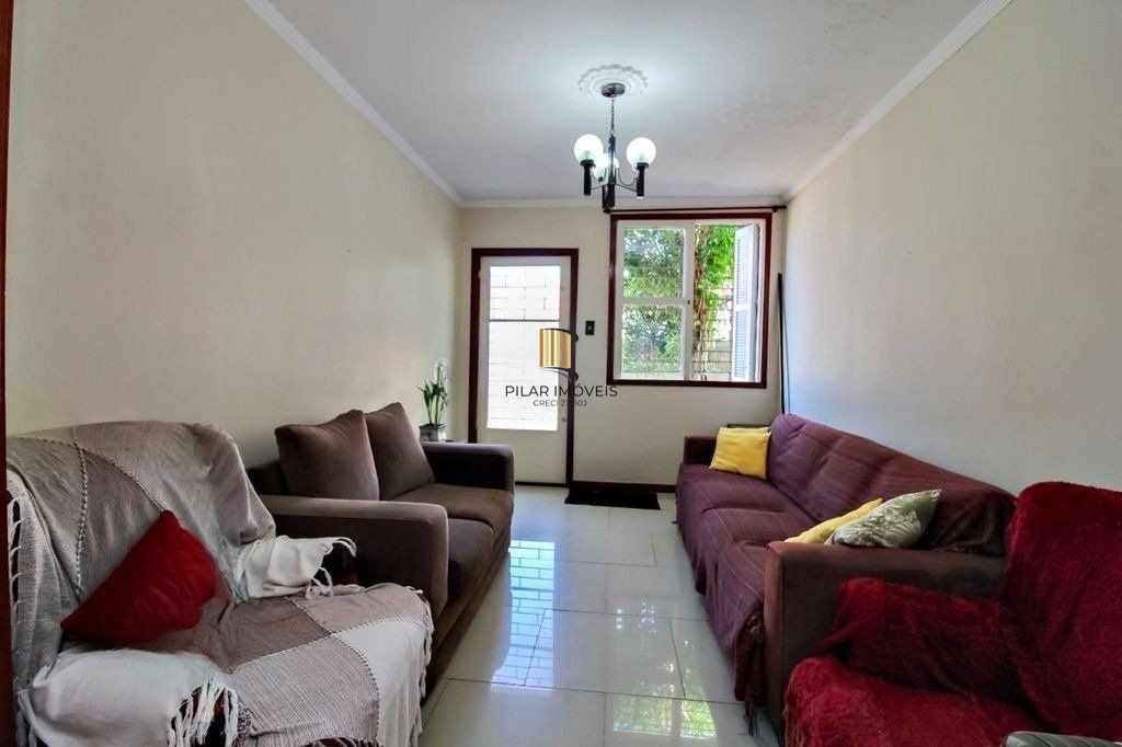 Casa 4 dormitórios, 2 vagas, em rua tranquila próxima a rua Oscar Pereira