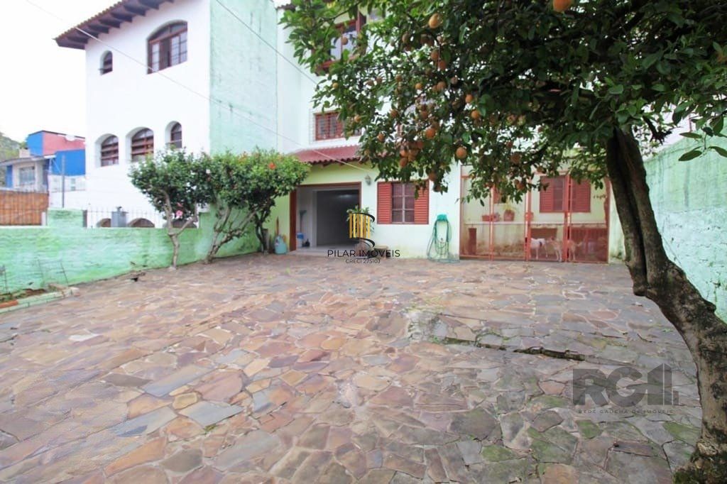 Casa de 275m² - 3 dormitórios e 3 vagas no bairro Coronel Aparício Borges