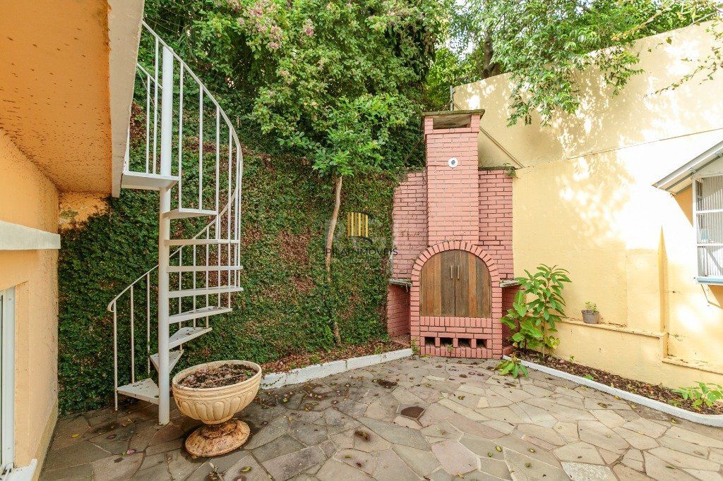 Casa 3 dormitórios com uma 1 suite, 2 banheiros, terraço, bem iluminada. Próxima ao Shopping Boubon Teresópilis