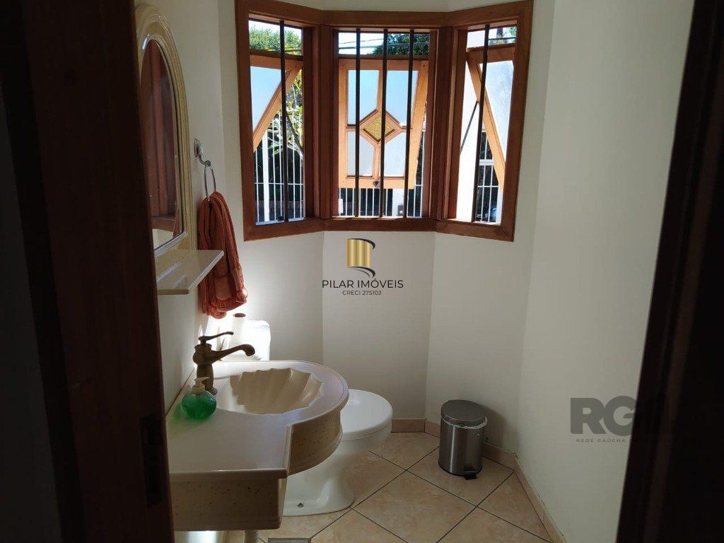 Casa 234m² - 3 dormitórios, 1 suíte e vaga para 6 carros no Jardim São Pedro