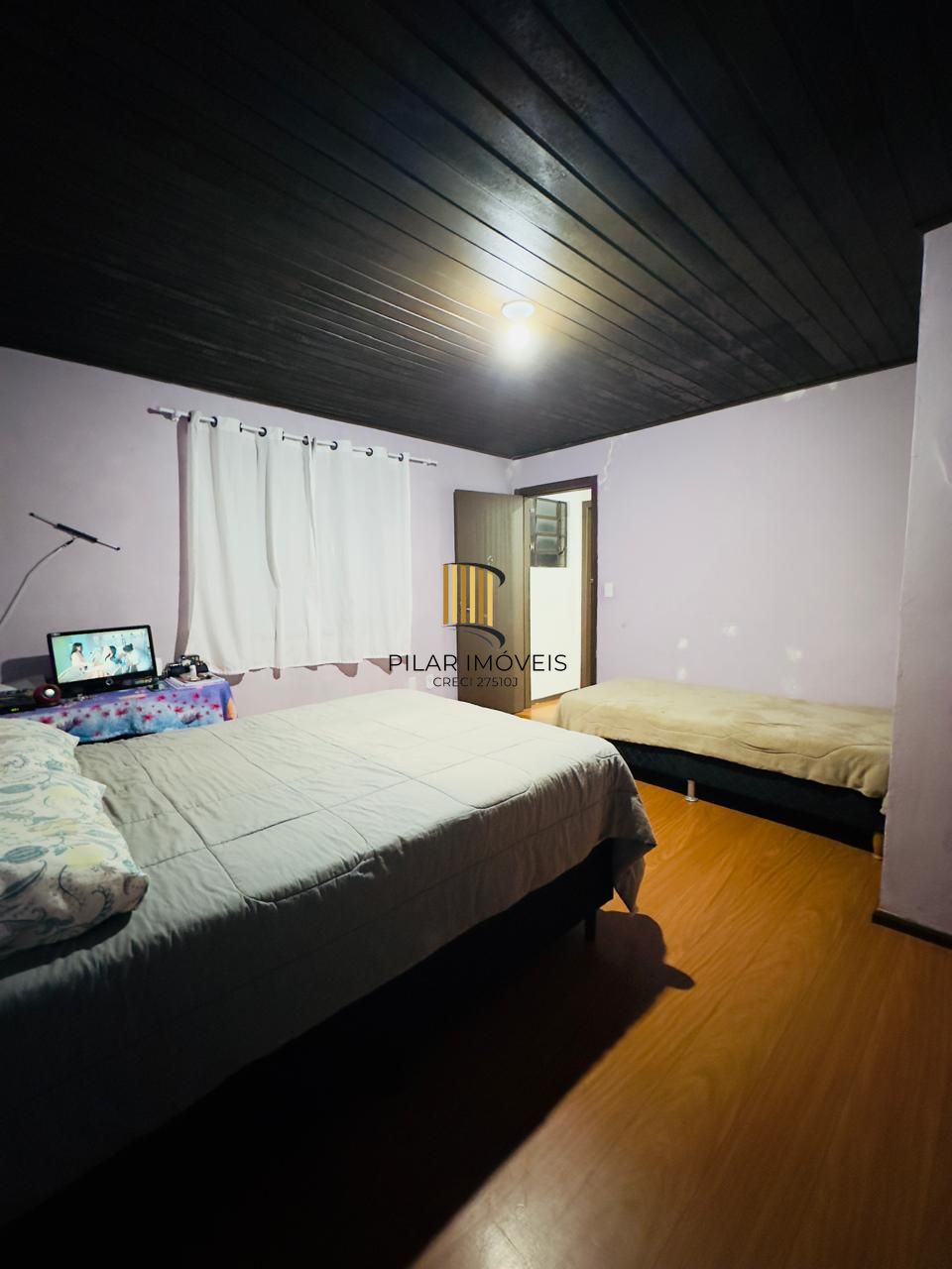 EXCELENTE OPORTUNIDADE DE NEGÓCIO, para Locar ou Morar com a Família. Terreno de 11,00 x 17,60 Com 01 sobrado de 3 dormitório... E outra em madeira 2 dormitórios.