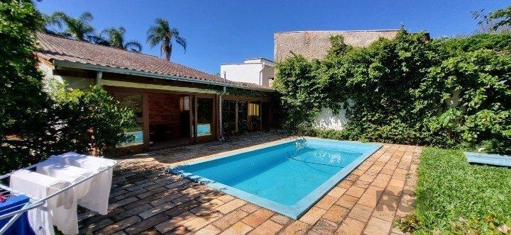 Casa 4 dormitórios no bairro Teresópolis