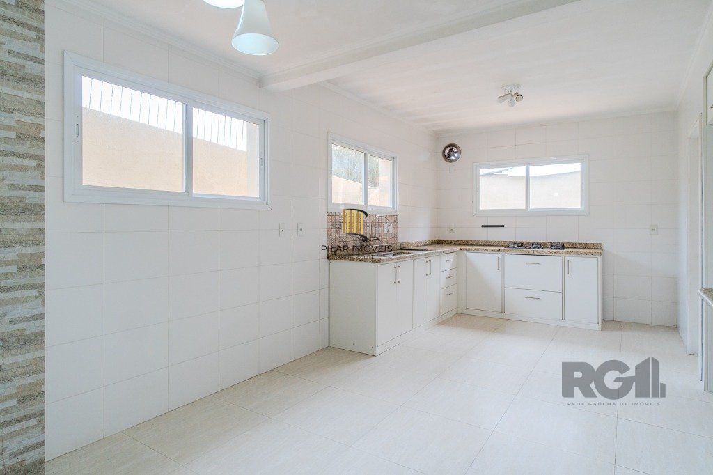 Casa de 214m² com 4 dormitórios, 1 suíte, piscina e 2 vagas no bairro Teresópolis