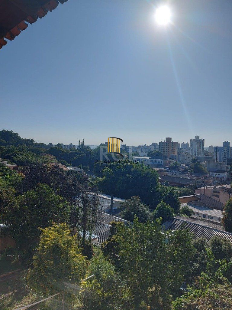 Lindo sobrado com 347m2 de área construída,  5 vagas, espaço de lazer com vista panorâmica.