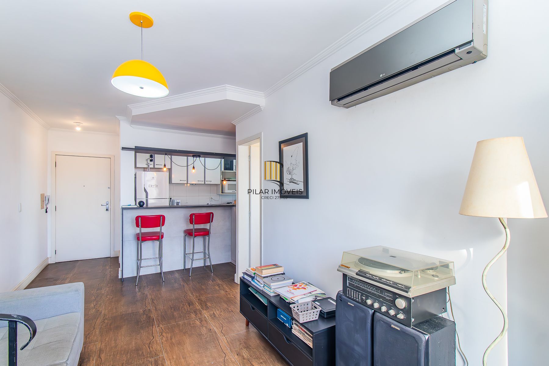 Amplo apartamento duplex com 2 dormitórios e 1 vaga de garagem.