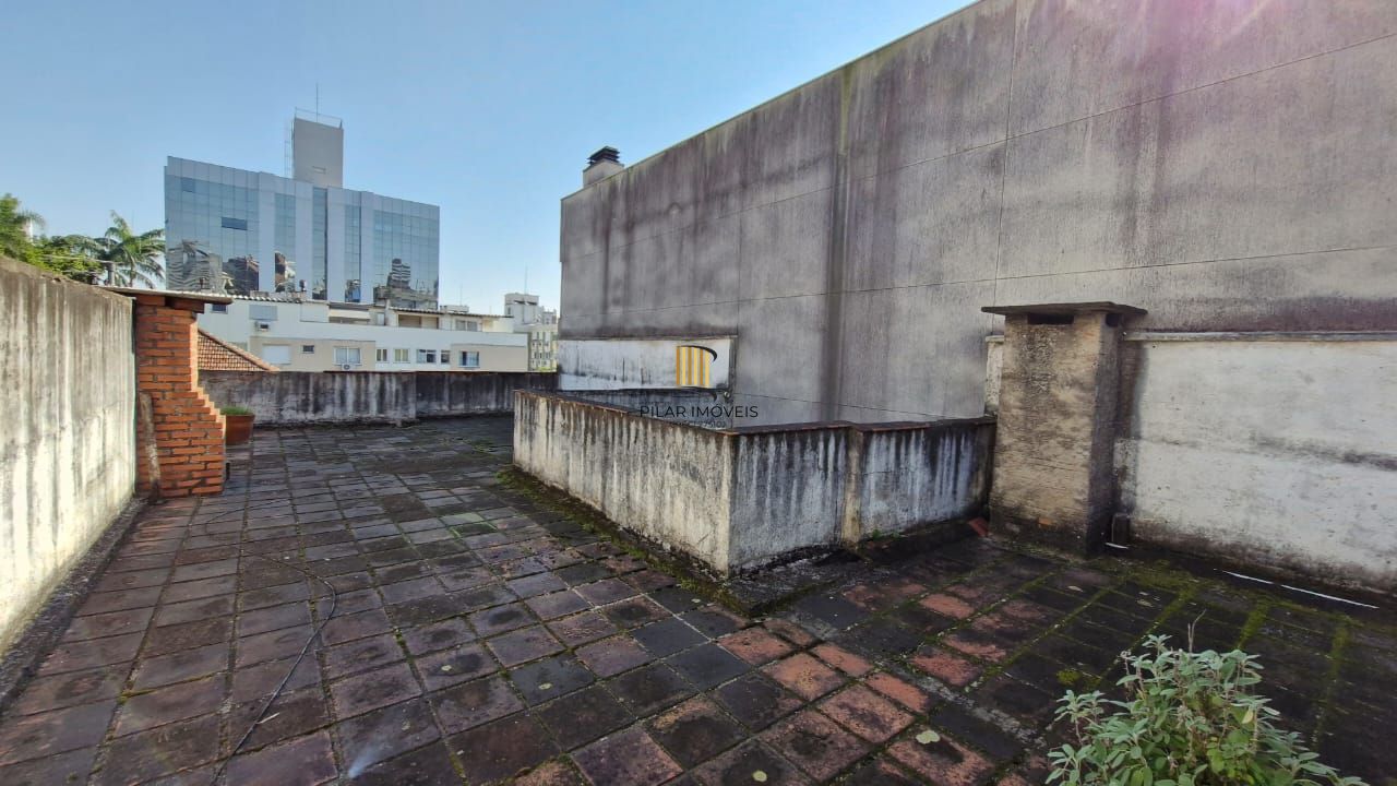 Apartamento com 2 dormitórios e garden na Rua Ijuí, pronto para reformar