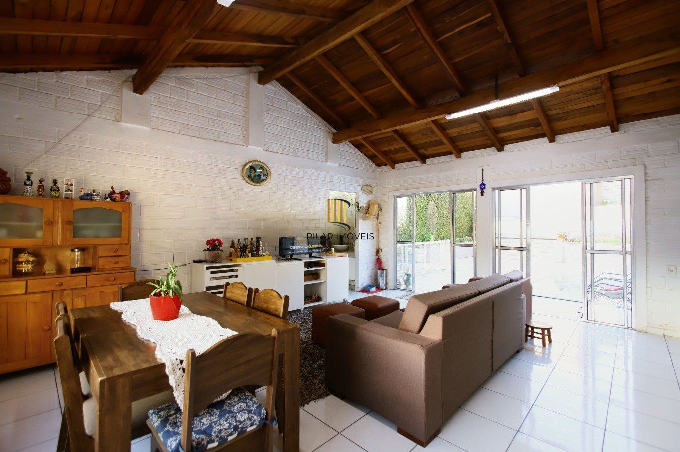 Casa com Edícula nos fundos, total de 5 dormitórios no Bairro gloria.