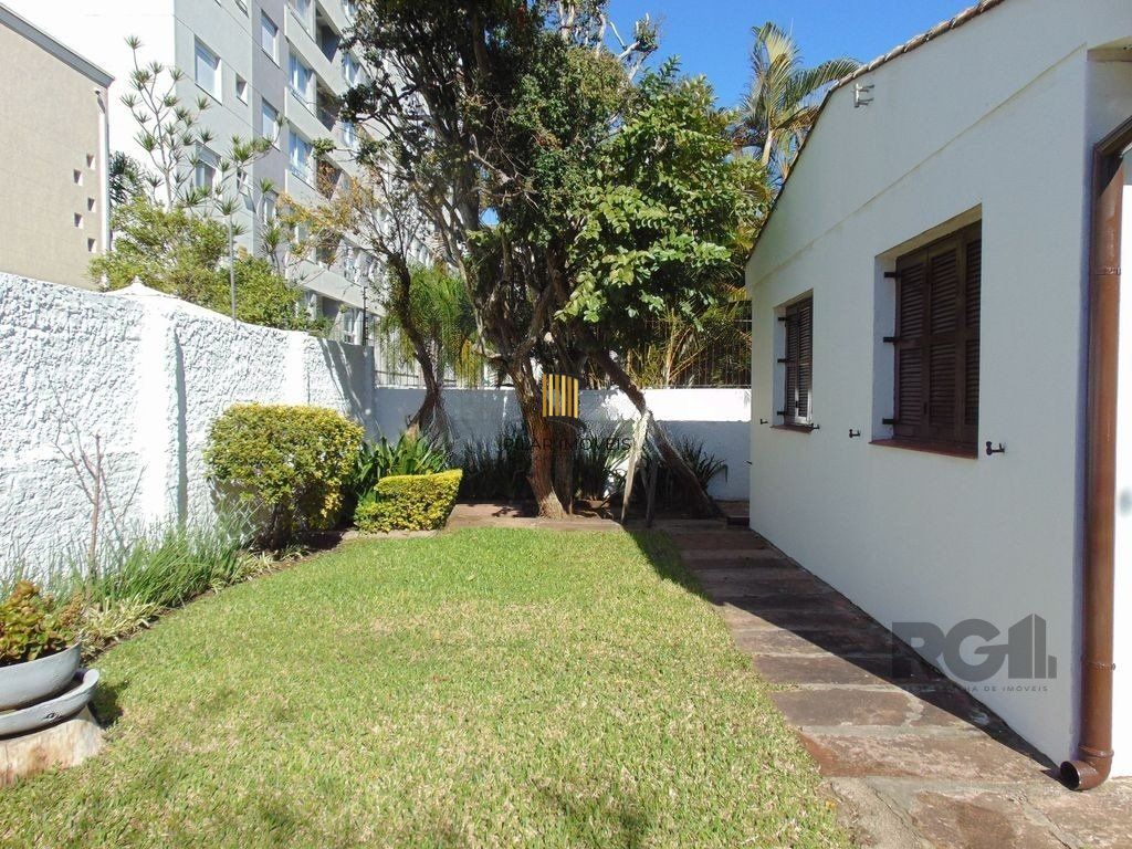 Casa 84m² - 2 dormitórios, 2 vagas no bairro Jardim Botânico