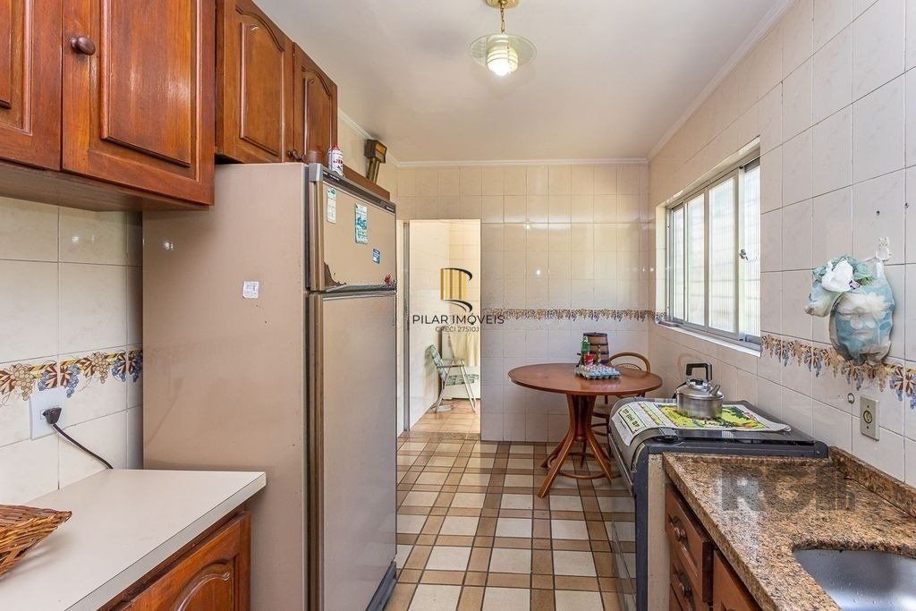 Casa 216m² - 4 dormitórios, 5 vagas no bairro Partenon