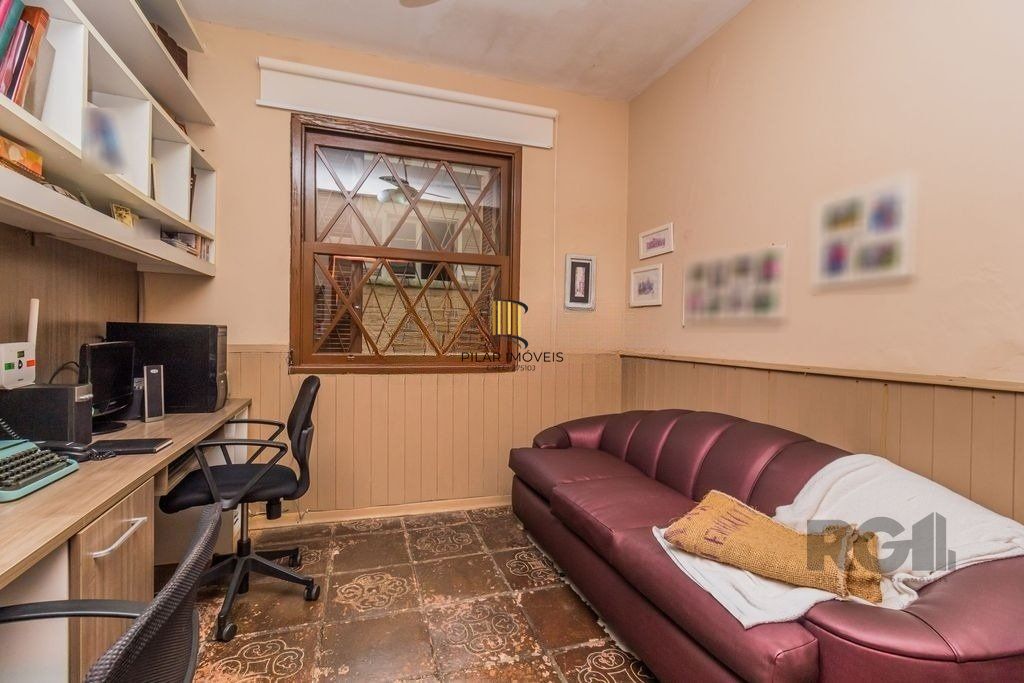 Impecável casa no bairro Medianeira. Living de 3 ambientes com lareira. Com 4 dormitórios sendo 1 suíte também com lareira. Ampla cozinha mobiliada e reformada. Dormitórios com armários fixos .