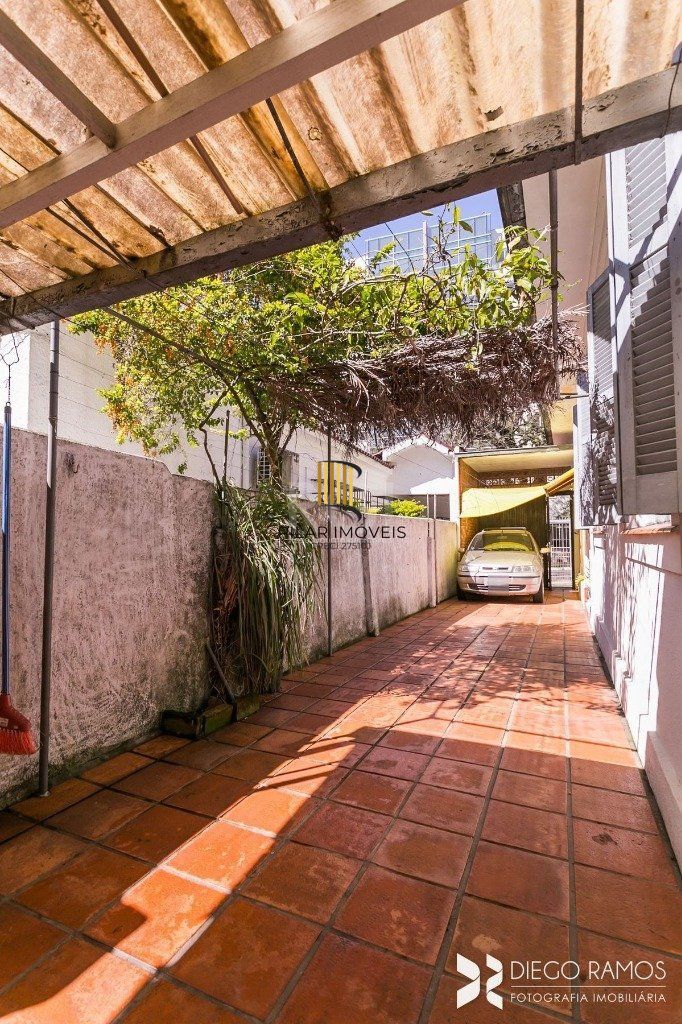 Casa para Venda - 198m², 3 dormitórios, sendo 1 suites, 4 vagas - Petrópolis