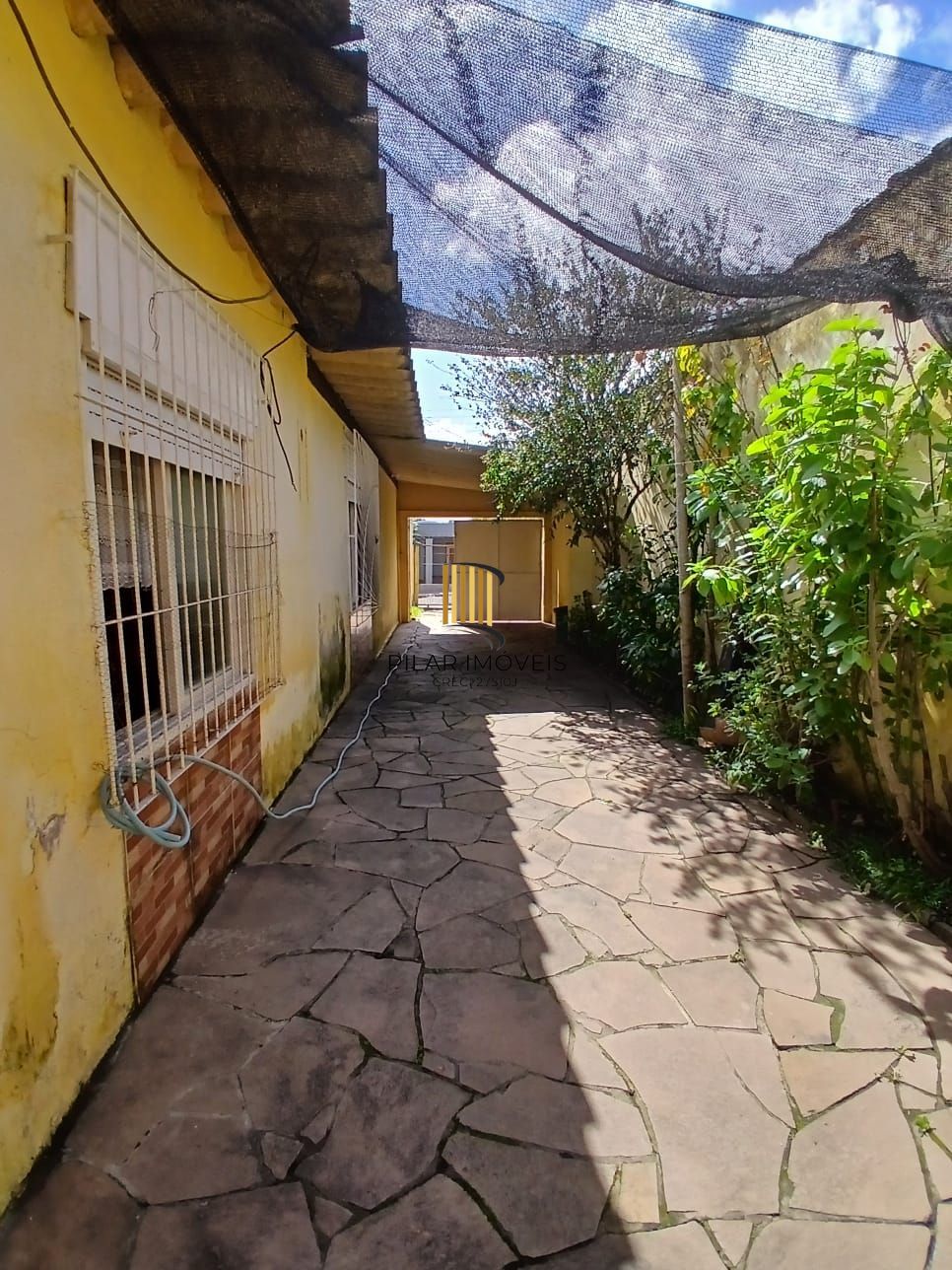 Ampla casa com patio no bairro Rubem Berta .
