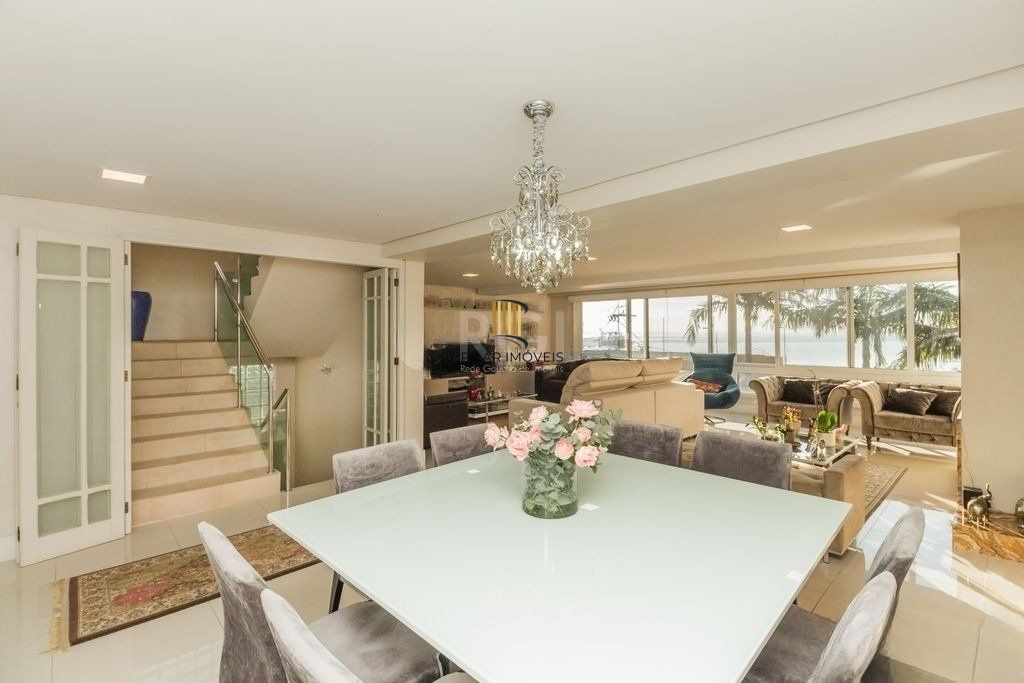 Excelente casa de 466m² com 03 suítes e 4 vagas de garagem.