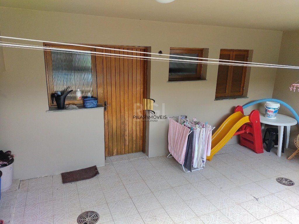 Excelente casa com 03 suíte, espaço gourmet com churrasqueira, living com lareira, pátio com piscina e garagem para 02 carros no bairro Espírito Santo