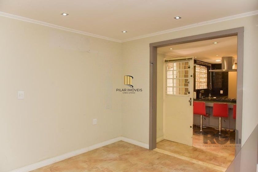 Casa de 197m² - 5 dormitórios, 3 vagas no bairro Rubem Berta