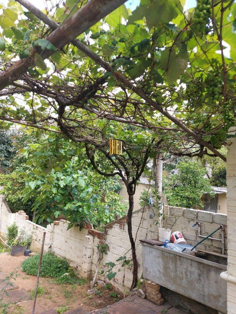 Casa 3 dormitórios,  1 vaga de garagem ampla e coberta.  Possui edícula com 3 peças. Espaço com churrasqueira e dispensa. Área total de  484m².