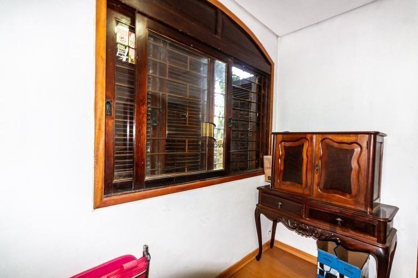 Casa 303m² - 4 dormitórios, 2 vagas no bairro Santo Antônio