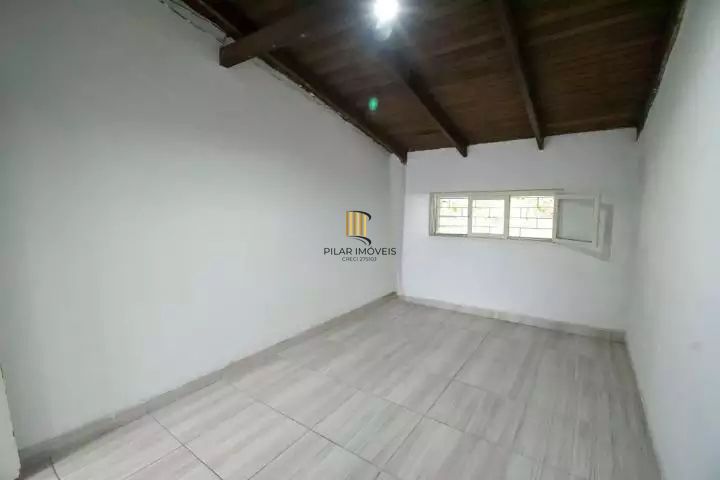 VENDE – AMPLA CASA RESIDENCIAL COM PISCINA E 5 VAGAS