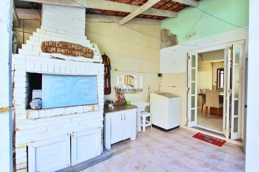 Casa para Venda - 260m², 5 dormitórios, sendo 2 suites, 4 vagas - Teresópolis
