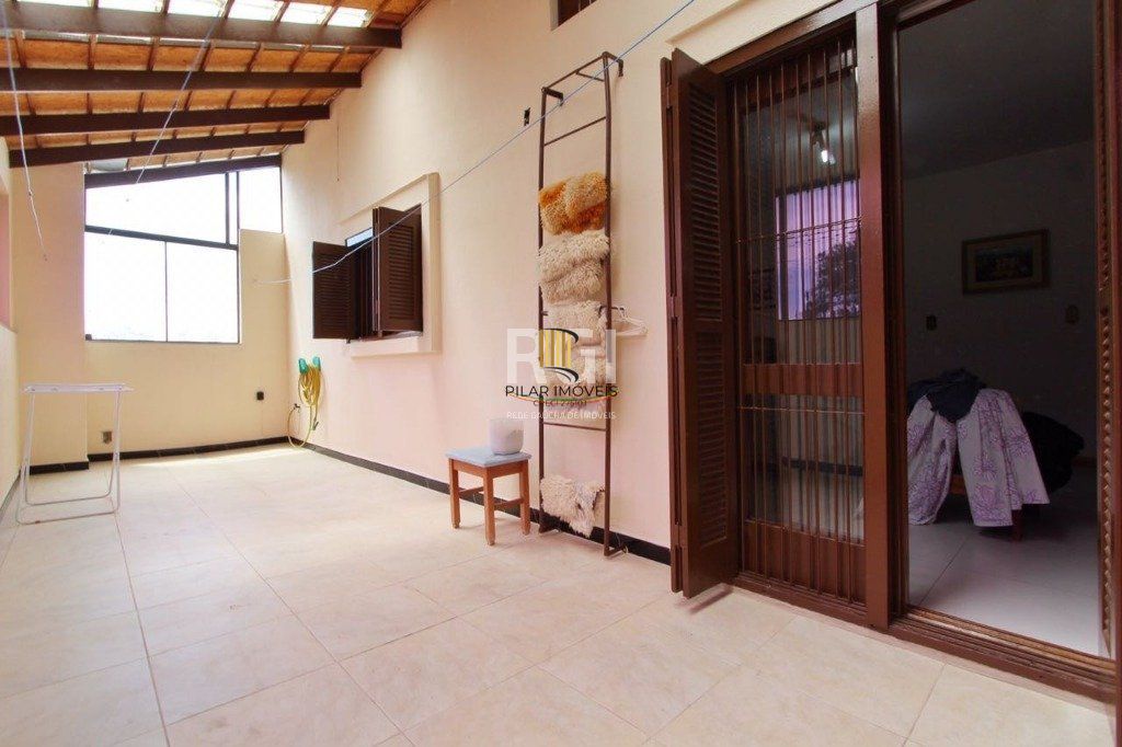 Casa para Venda - 259.5m², 4 dormitórios, sendo 1 suites, 3 vagas - Teresópolis