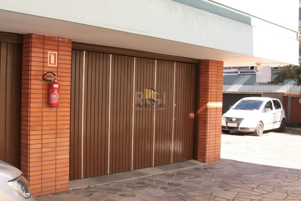 Apartamento com 03 dormitórios, churrasqueira e vaga de garagem no Menino Deus