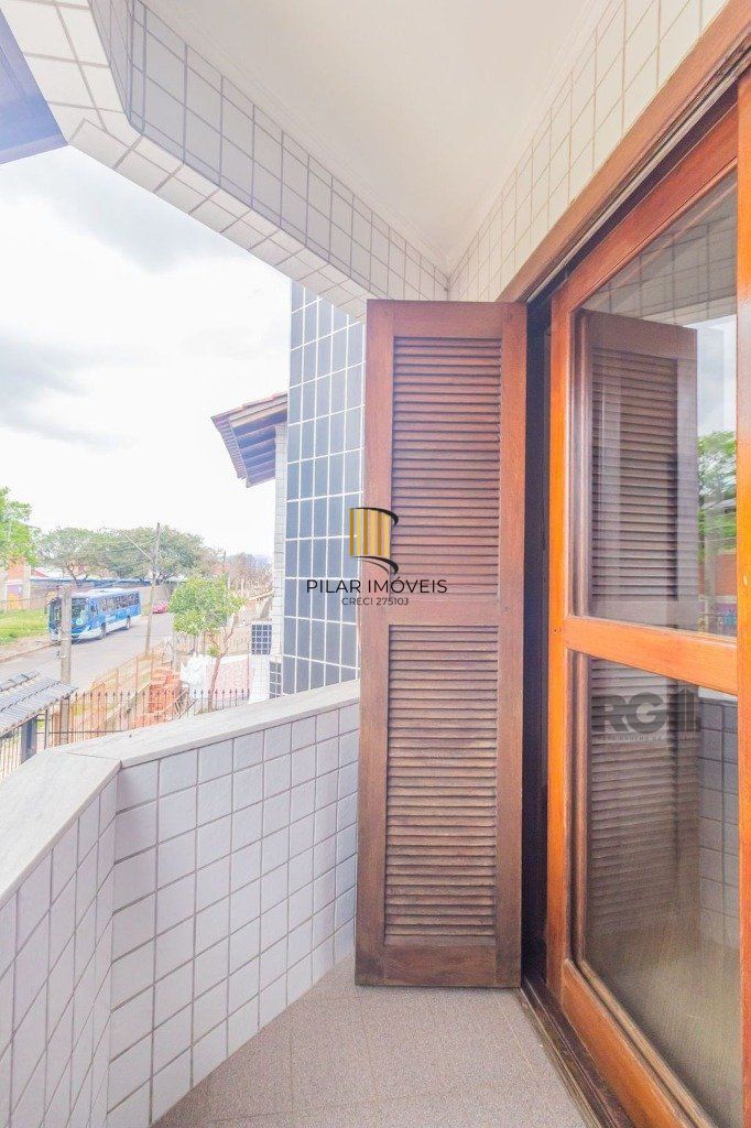 Casa com 240m², 3 dormitórios, 6 vagas no bairro Sarandi