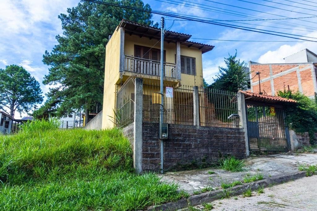 Casa de 3 dormitórios no Bairro Lomba do Pinheiro - Porto Alegre