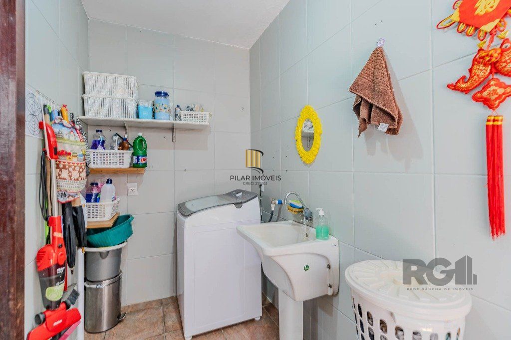 Casa com 234m², 3 dormitórios, 3 vagas no bairro Partenon