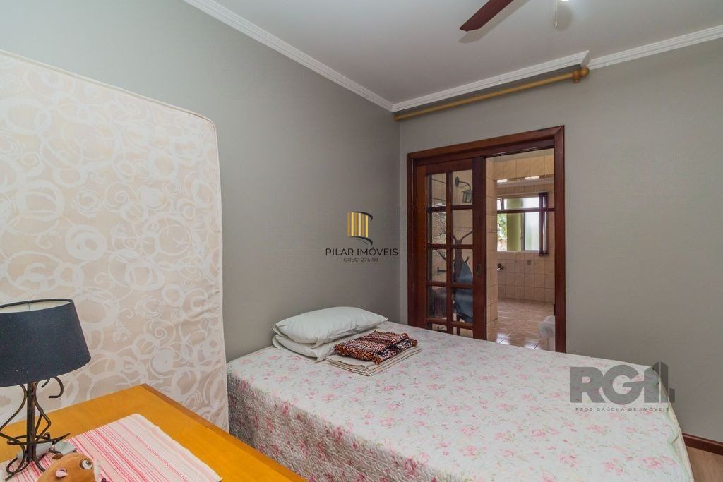 Casa de 4 dormitórios no bairro Sarandi