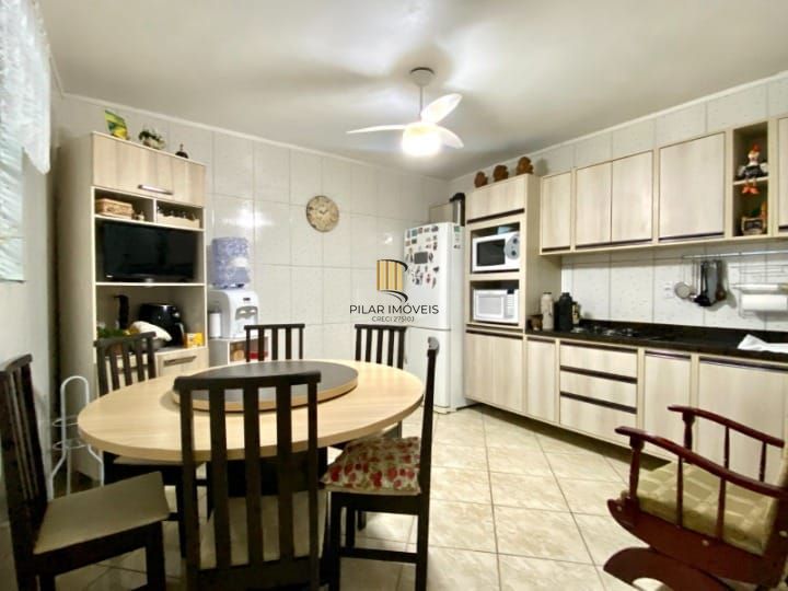 Casa com 03 dormitorios e 4 vagas de garagem proximo a Sport club Sáo jóse - Porto Alegre/RS.