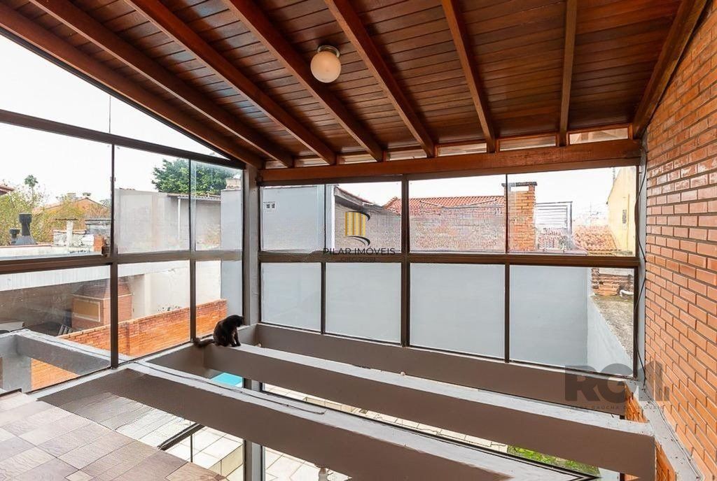 Casa de 245m² com 5 dormitórios no bairro Sarandi