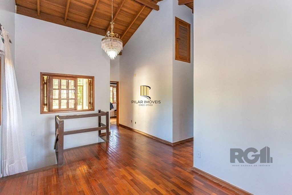 Casa 216m² - 4 dormitórios, 5 vagas no bairro Partenon