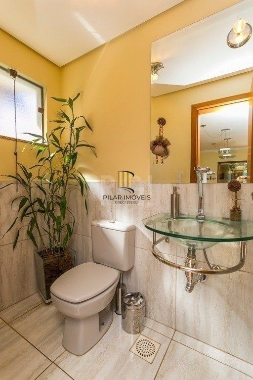 Excelente casa em condomínio com 3 suítes, piscina e 3 vagas de garagem