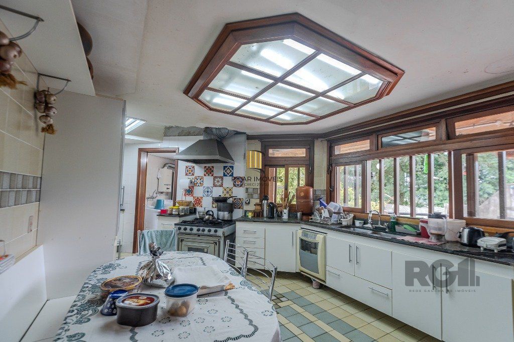 Casa 400m² - 5 dormitórios, 4 vagas no bairro Vila Jardim