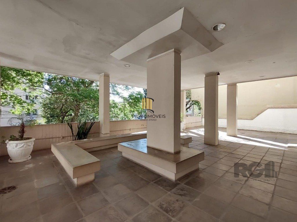 Apartamento semi mobiliado, 67m², 2 dormitórios, 1 vaga no bairro Petrópolis