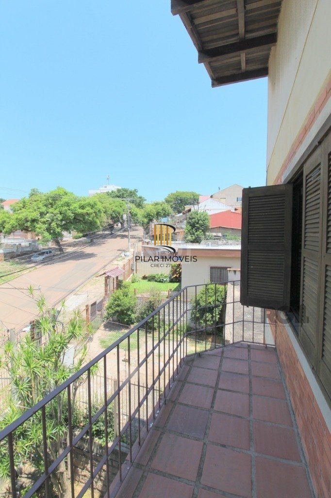 Sobrado 4 dormitórios no bairro Medianeira