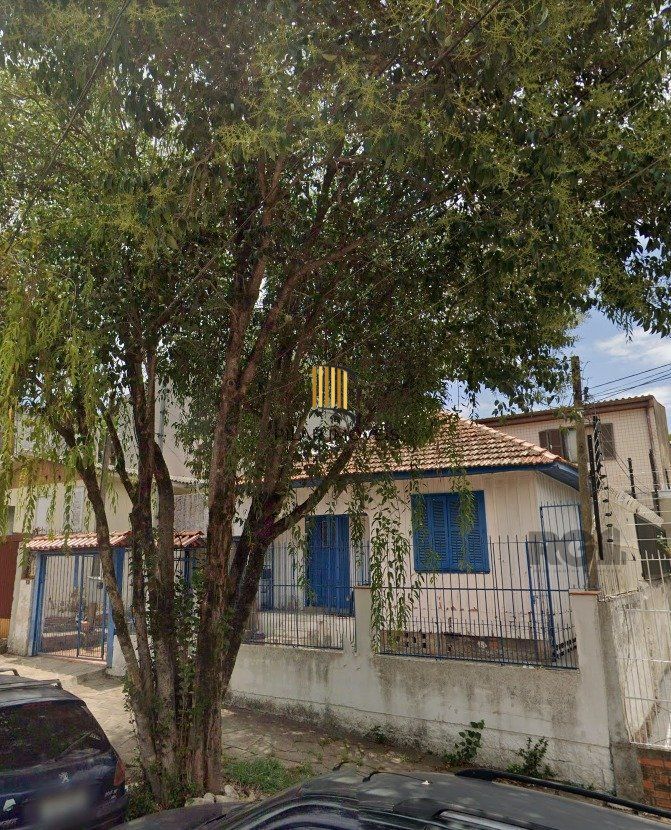EXCELENTE OPORTUNIDADE DE NEGÓCIO, para Locar ou Morar com a Família. Terreno de 11,00 x 17,60 Com 01 sobrado de 3 dormitório... E outra em madeira 2 dormitórios.