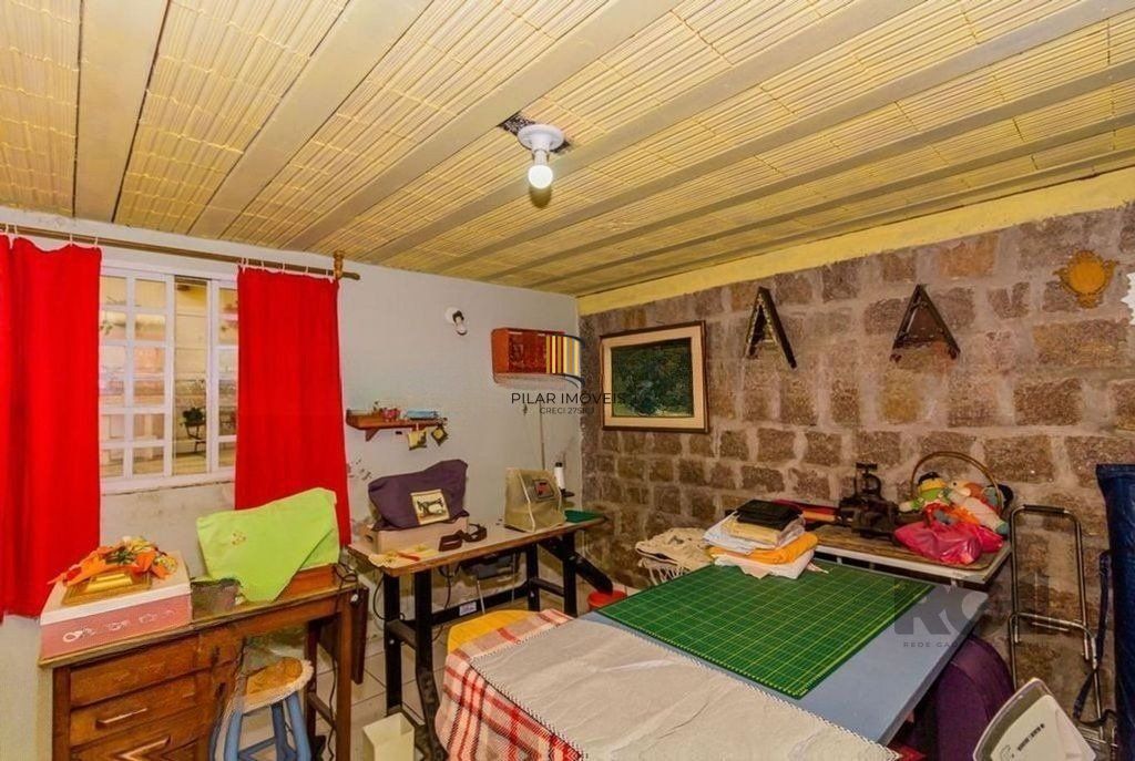 São duas casas no mesmo pátio, com 308,22m² de área construída. Próxima a Av. Teresópolis.