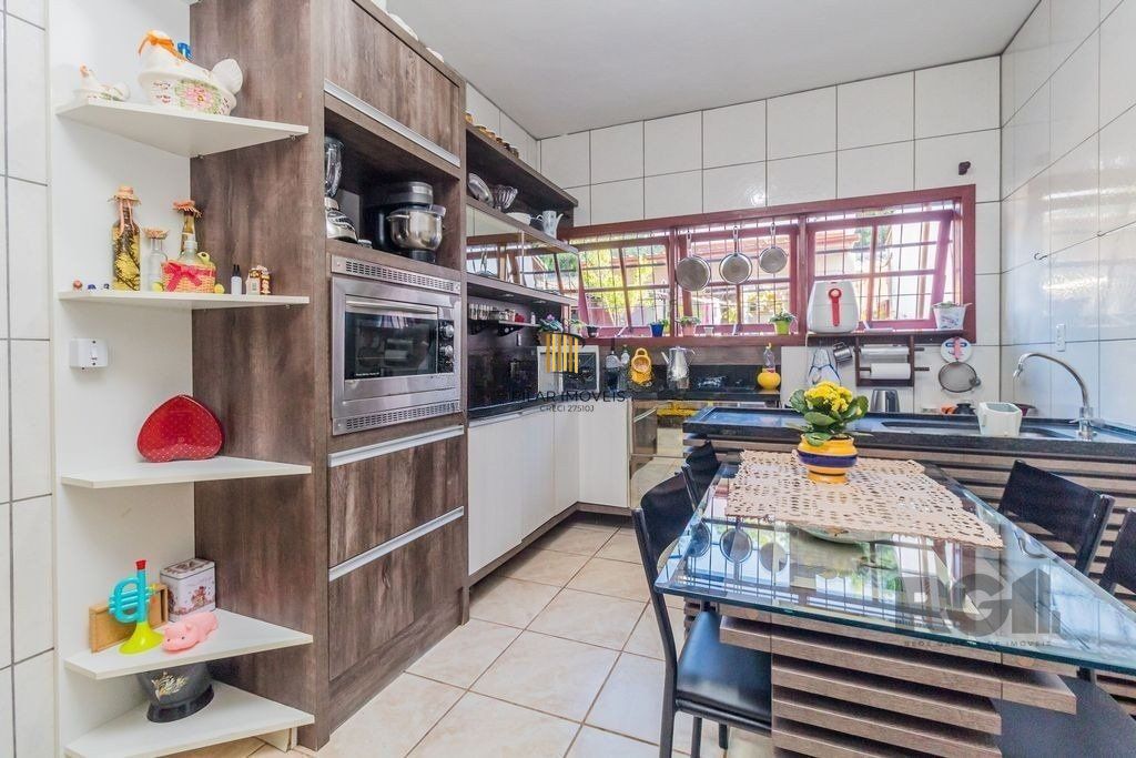 Sobrado de 215m² - 4 dormitórios, 5 vagas no bairro Passo das Pedras