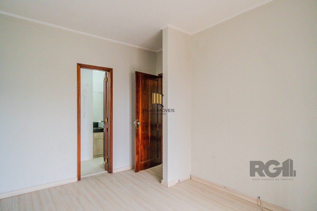 Casa de 214m² com 4 dormitórios, 1 suíte, piscina e 2 vagas no bairro Teresópolis