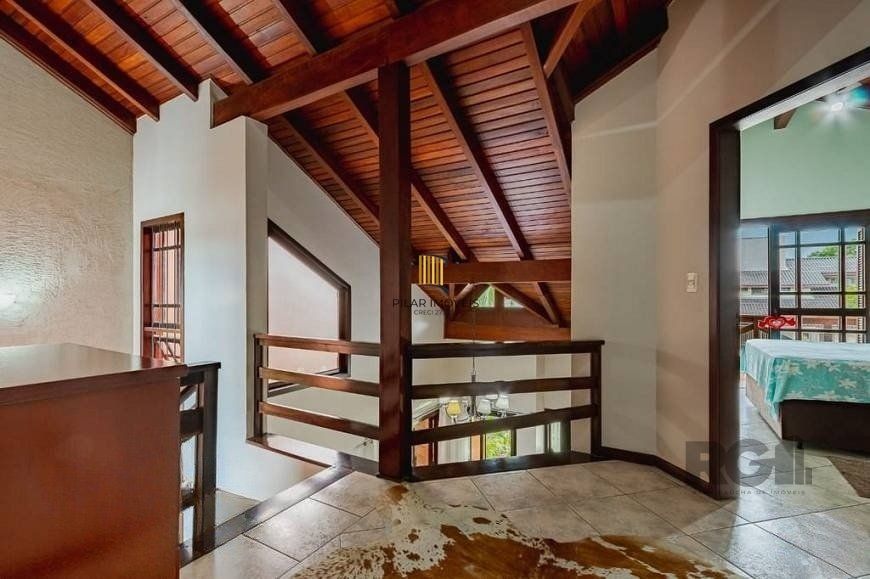 Excelente casa de 209m² com 3 dormitórios, piscina e 3 vagas de garagem.