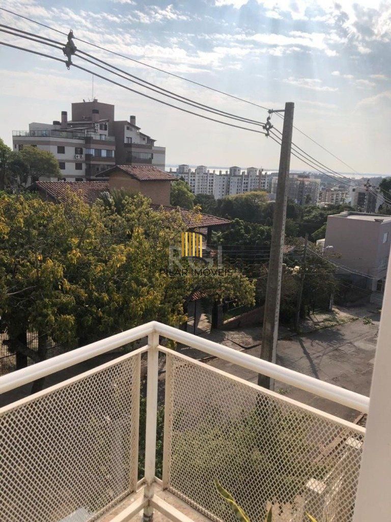 Casa com 03 dormitórios, 01 suíte, pátio com churrasqueira e 03 vagas de garagem no bairro Tristeza