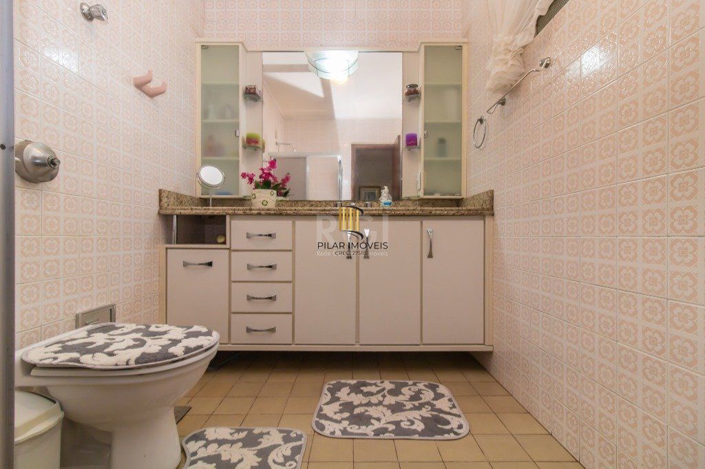 Casa de 289m² - 3 dormitórios, 1 suíte, 4 salas, churrasqueira, pátio e 4 vagas de garagem no bairro Partenon