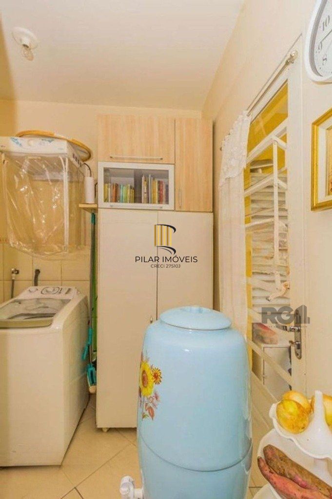São duas casas no mesmo pátio, com 308,22m² de área construída. Próxima a Av. Teresópolis.