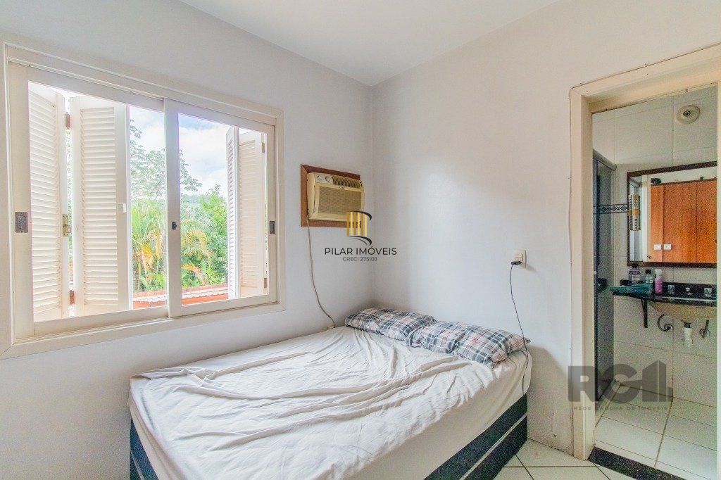 Casa em condoínio com 3 dormitorios, 2 suítes e  duas vagas de garaem no  bairroTeresópolis