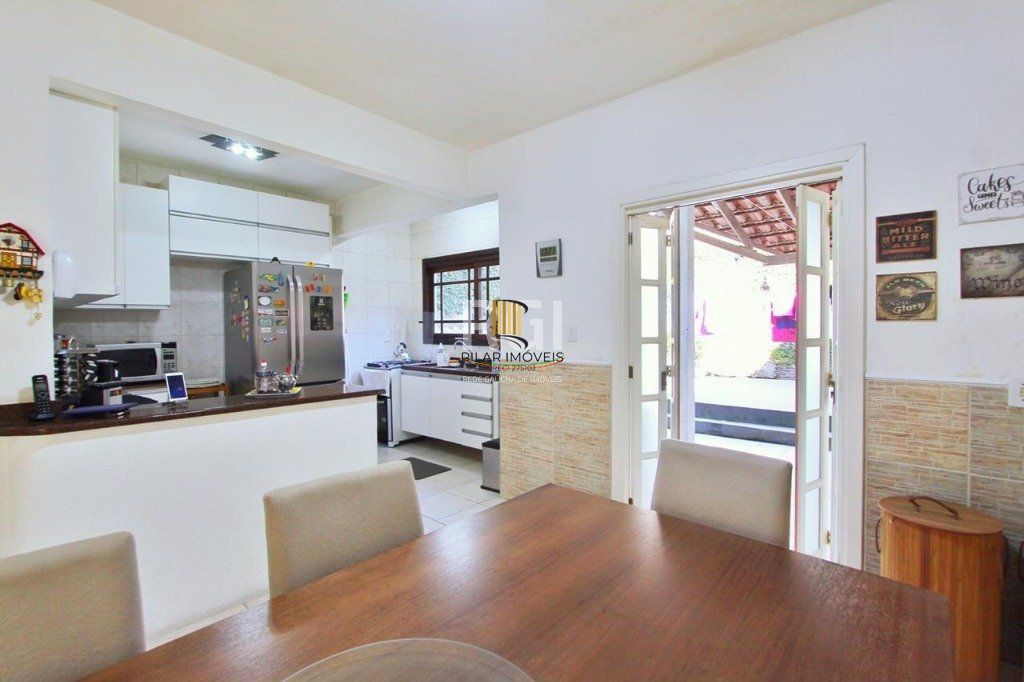 Casa para Venda - 260m², 5 dormitórios, sendo 2 suites, 4 vagas - Teresópolis